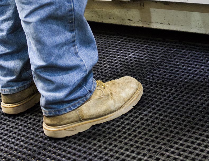 Anti-fatigue floor -mats at a workstation